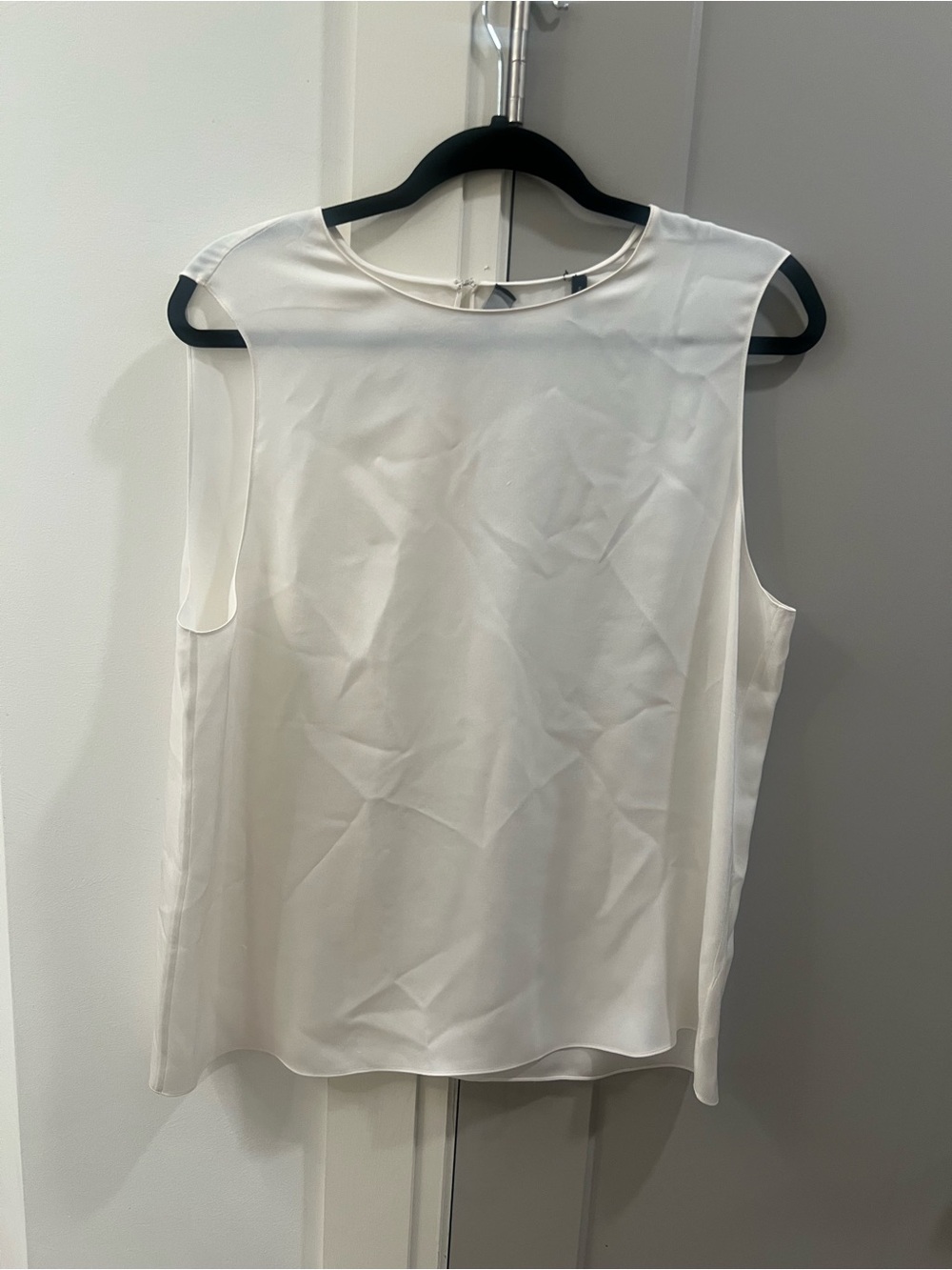 Theory 100% silk blouse *has pulling at the front*
